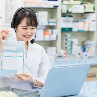 パソコンを使ってオンライン対応する薬剤師