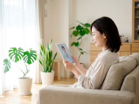 自宅でオンライン診療を受ける女性
