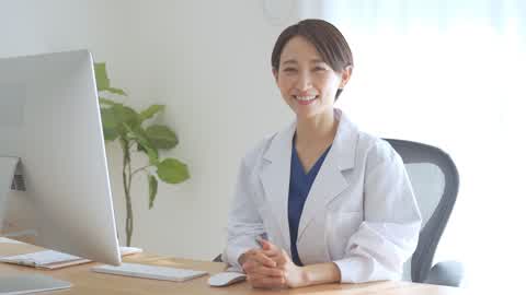 カメラに向かって微笑む日本人女性医師